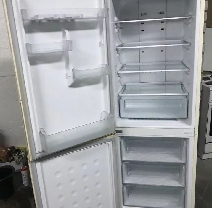 Ремонт холодильников no frost. Холодильник ноу Фрост. Холодильники ноу Фрост жёлтые. Холодильник самсунг 2009 года выпуска ноу Фрост двухкамерный. Холодильник ноу Фрост фото.